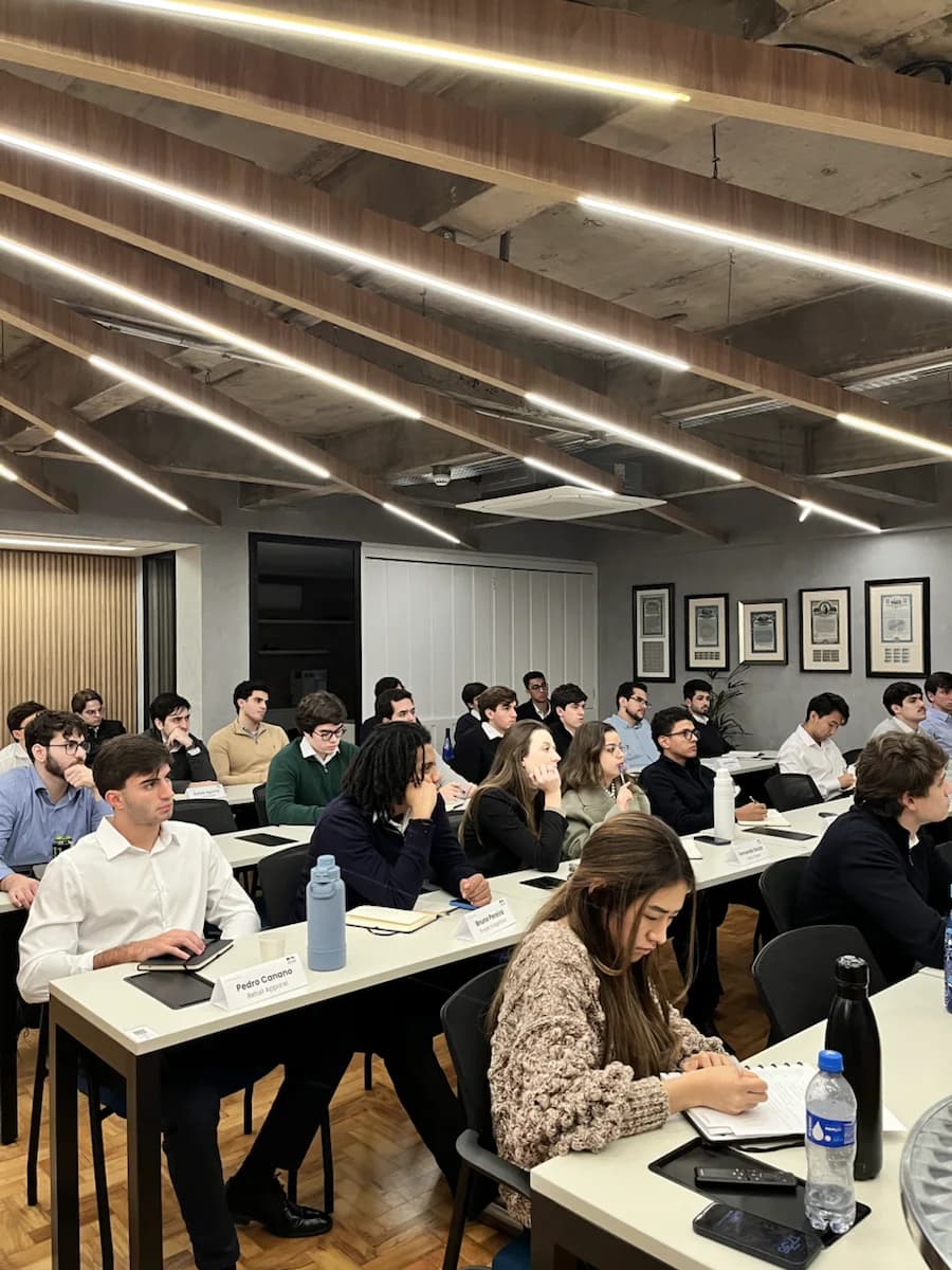 Turma acompanhando uma aula da Bankers Academy