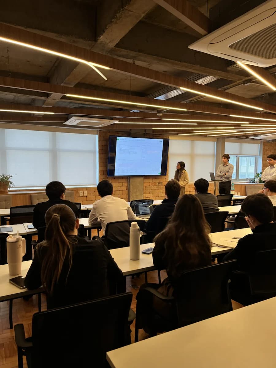 Participantes apresentando um case durante uma imersão da Bankers Academy